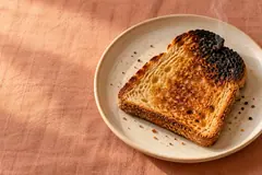 Fazla kızarmış ekmek dilimi.